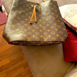 Louis vuttion tote bag willing to lower price